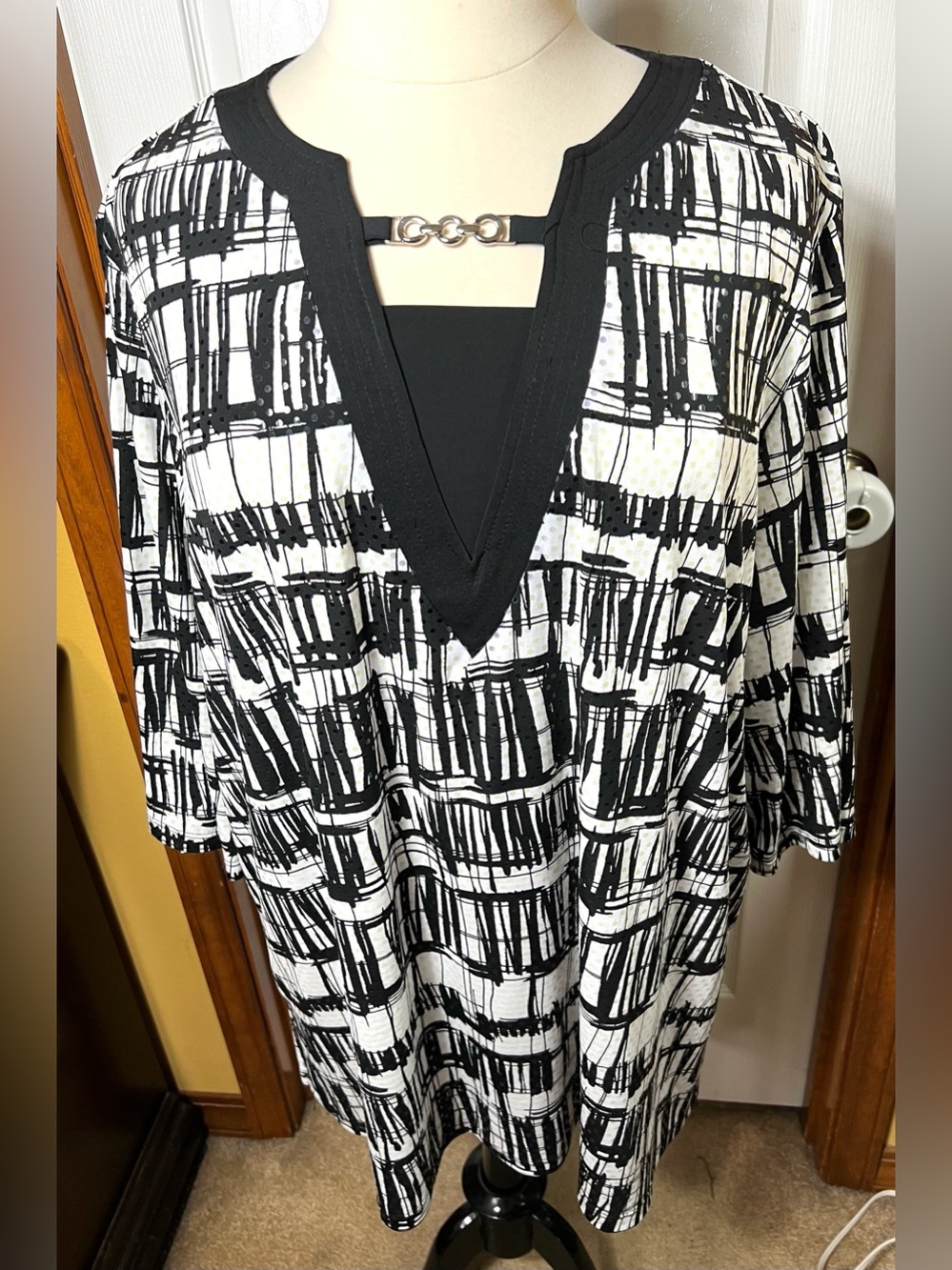 (NWOT) Maggie Barnes Blouse Tunic Top Abstract Black/White 3/4 Sleeve Plus 3X